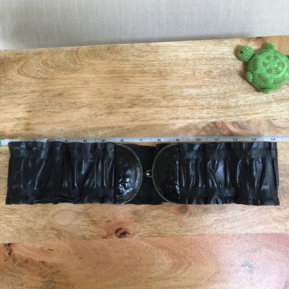 Black ruffled stretch belt with metal hook and loop buckle - Picture 7 of 8